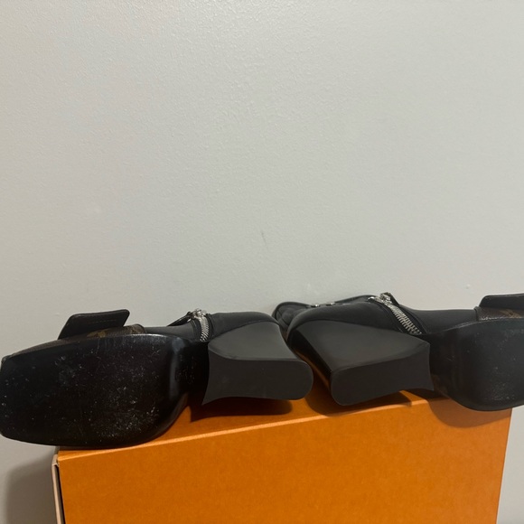 Louis Vuitton Patti boot with double zips, grained goat leather and monogram. - Picture 6 of 6